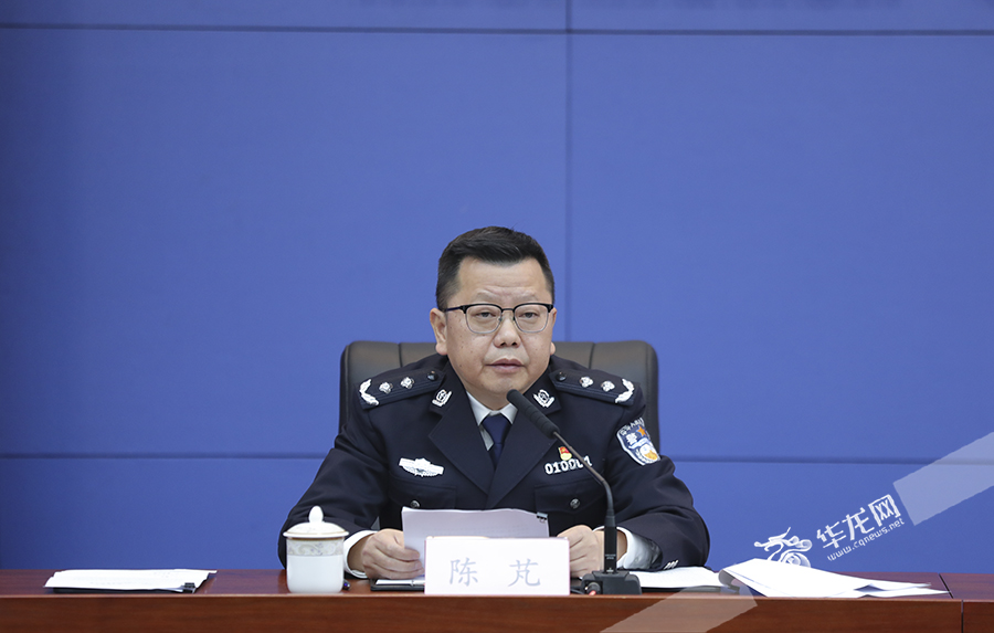 市公安局交巡警总队总队长陈芃回答记者提问
