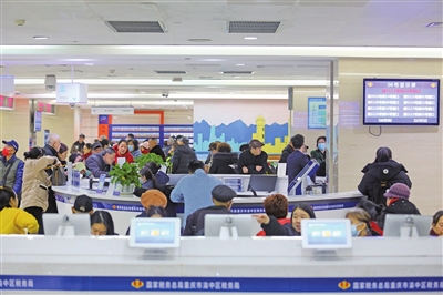 渝中区政务服务中心为办事群众提供服务。 记者 刘侃 摄