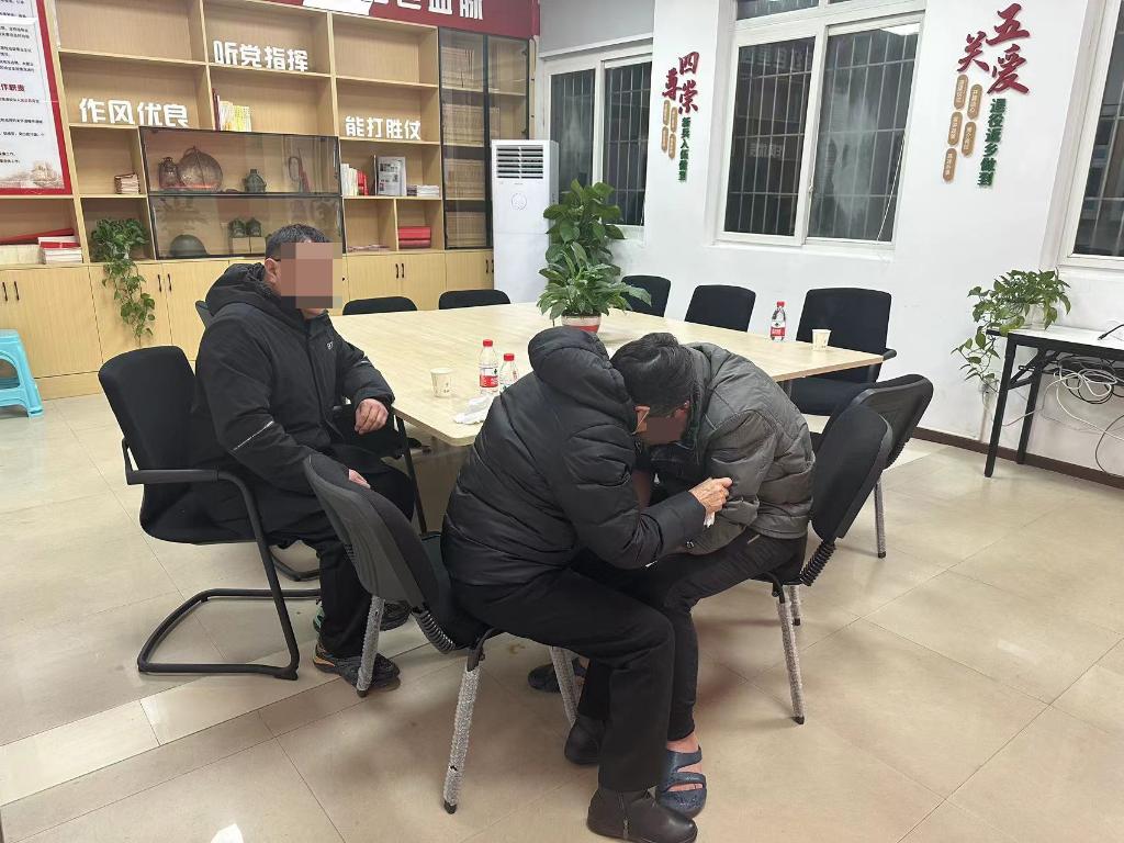 一家人相拥而泣。警方供图