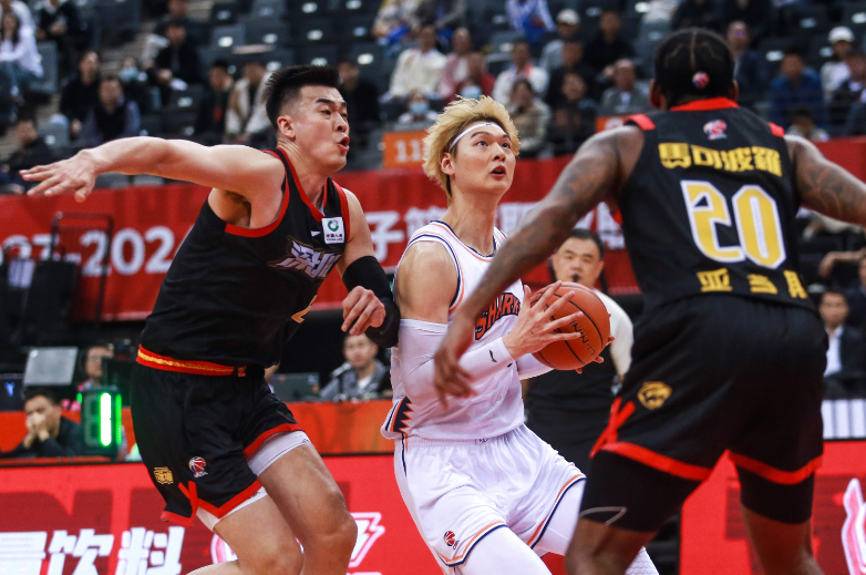 CBA综合：王哲林助上海险胜深圳