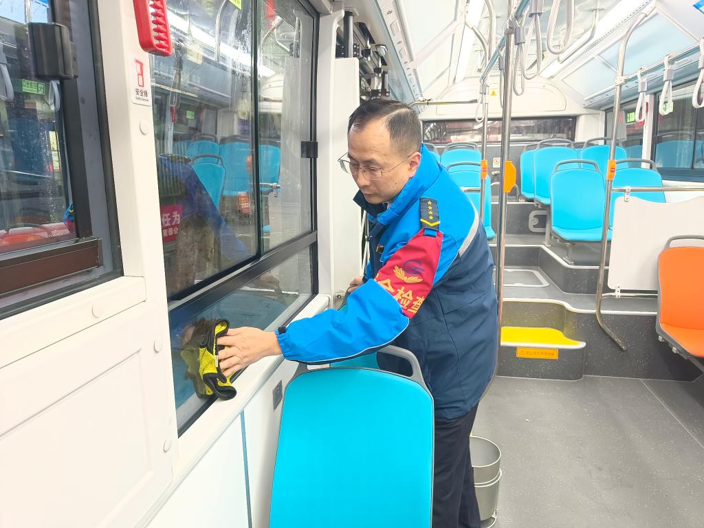 公交192线更换新车。图为驾驶员为新车做保洁。重庆南部公交供图