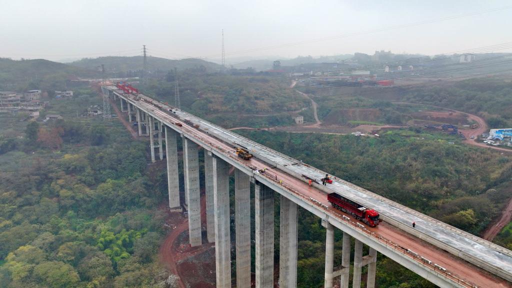 重庆江津双堡大桥完成T梁架设。受访者供图