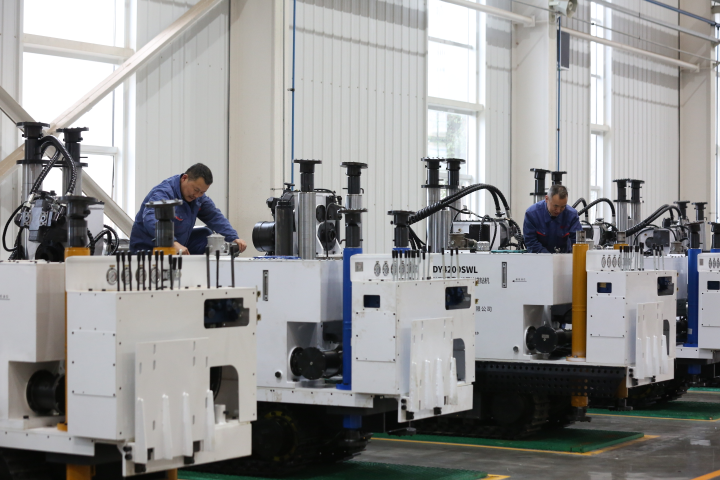 重庆平山机电设备有限公司生产线一派繁忙。资料图