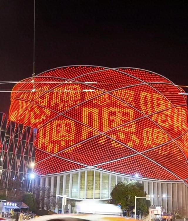武汉多个商场大屏出现“嗯”字，文旅局：都说湖北人高冷，以此来宣传文旅