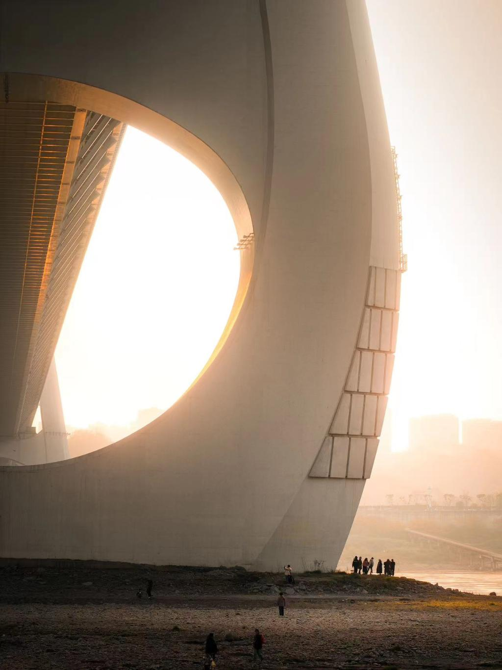 The tower of the Baijusi Yangtze River Bridge produces the scenes in “Interstellar”. (Photo provided by the interviewee)
