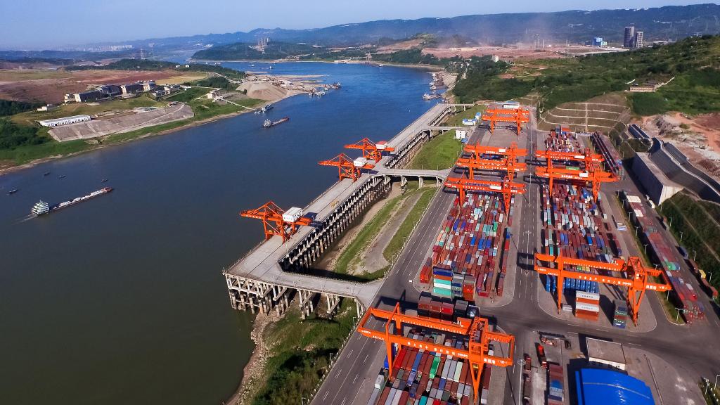 重庆农商行支持重庆港口建设，图为该行支持的重庆果园港一角。