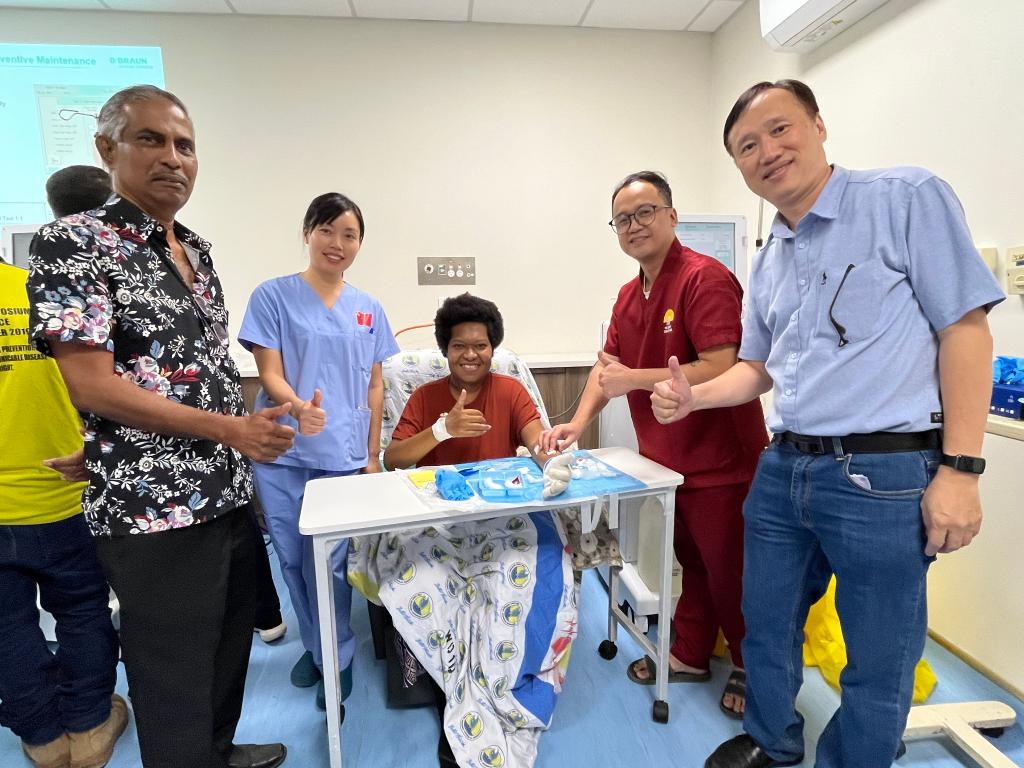 第13批援巴新中国医疗队文燕医生为Shiela女士完成透析治疗后合影。