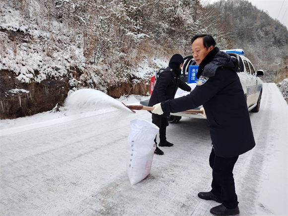 工作人员为道路除冰。奉节县龙桥土家族乡供图 华龙网发