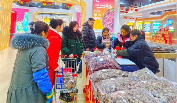 中国西部预制菜之都博览中心，不少市民及游客前来采购年货。通讯员 孙莎莎 摄