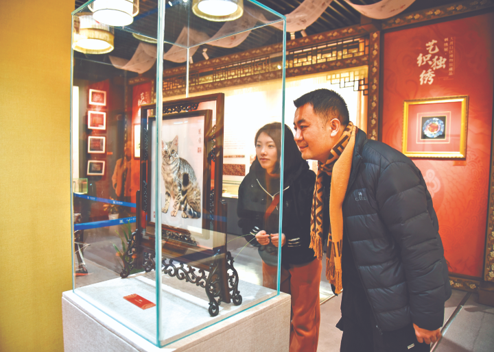 Visitors were viewing the new exhibits. (Photographed by Shi Yao)