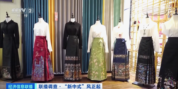 曾被嫌土，如今搜索量暴增超200%！“新中式”拜年服火出圈2