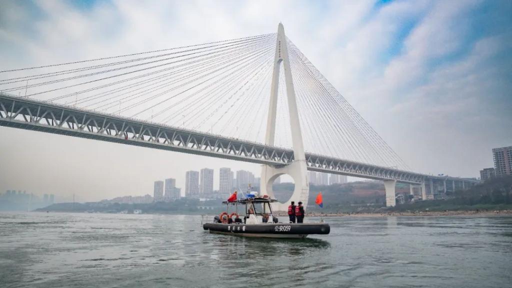 重庆水警在江面巡逻。警方供图