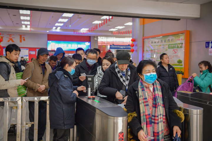 重庆陈家坪汽车站，旅客有序检票进站乘车。记者 曹鸣鸥 摄
