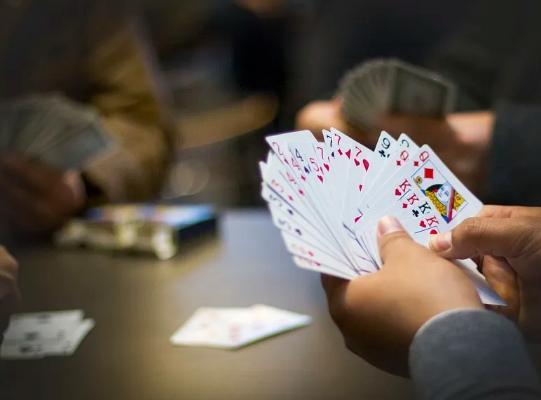 湖北一学校的寒假作业火了，要求学生“人人学会打掼蛋”7