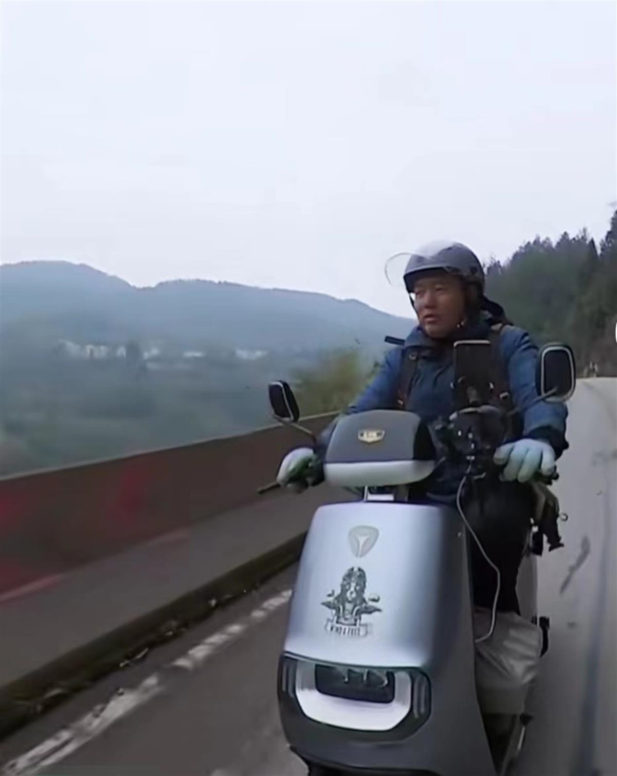 男子骑电动车从江西回成都过年:半个月跑了1500公里,每天住最便宜旅店