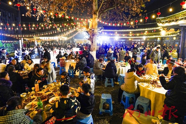 2023年12月31日，天星两江假日酒店举行跨年晚会聚餐。胡波 摄