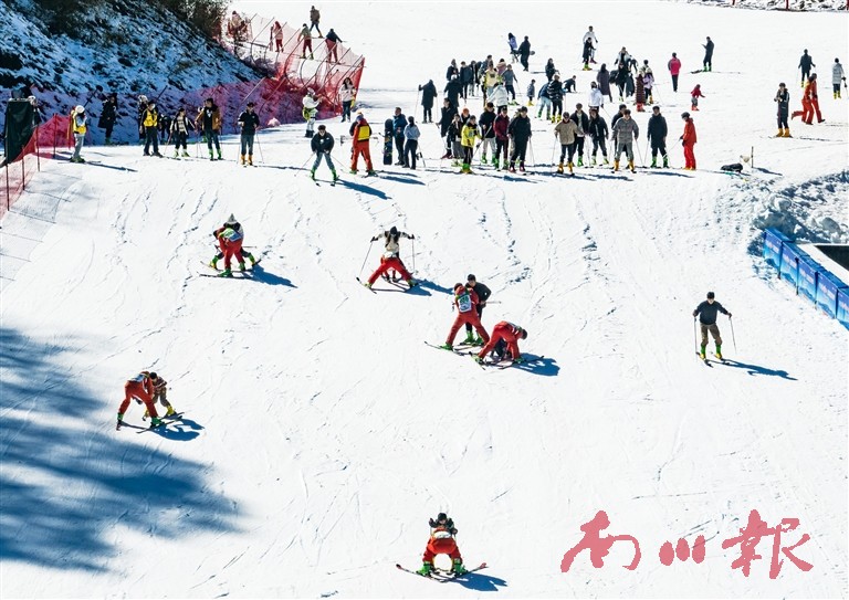 2023年12月30日，金佛山北坡滑雪场，游客在体验滑雪乐趣。胡波 摄