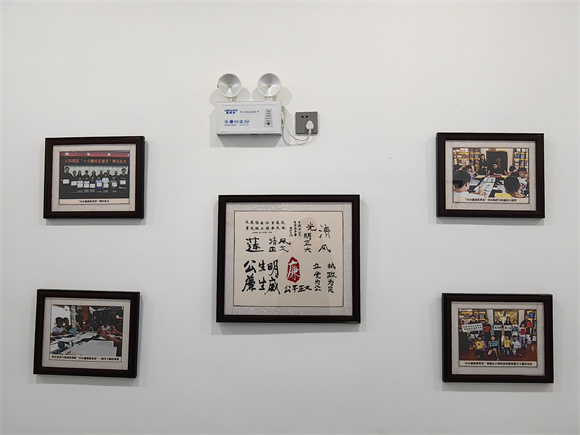 “漫画绘廉”作品挂满南溪法庭走廊。受访者供图 华龙网发