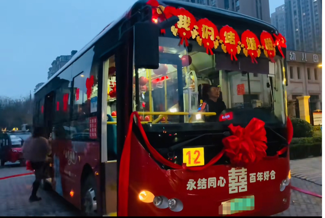 90后夫妻用公交车当婚车：比传统婚车更热闹有趣，租豪车没有任何意义