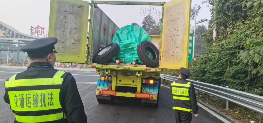 王某驾驶商品车违规运输货物被查。重庆交通执法部门供图