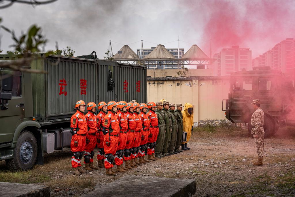10.武警重庆总队机动支队组织专业分队开展实装、实兵、实战全要素应急救援演练。
