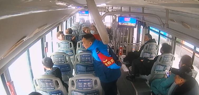 小男孩独自乘车引起驾驶员杨晓东注意。视频截图