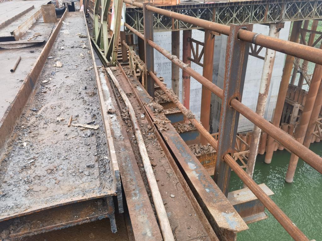 施工留在围堰钢板上的泥土弃渣。重庆交通执法部门供图