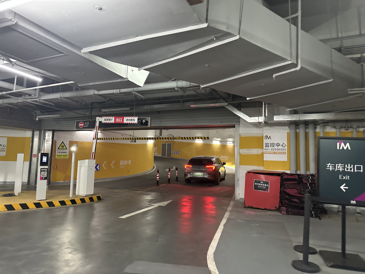 事发上海知名商场！女子惊了：停车40分钟被收13120元；商场的回应更气人2