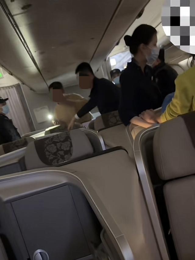 东航乘客机舱内大闹致航班取消？警方通报：2人被处罚2