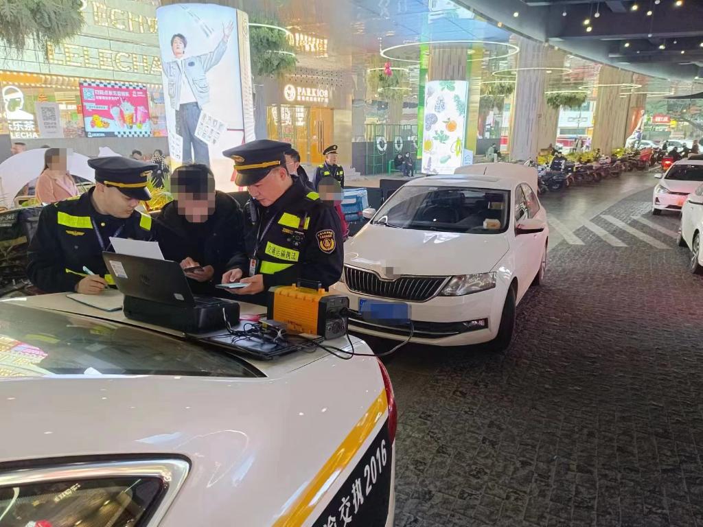 男子违规跑网约车被查。重庆交通执法部门供图