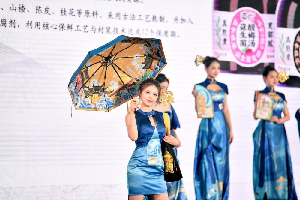 参赛选手展示湖广文创“遇水则发”晴雨伞及“越时光”帆布包。