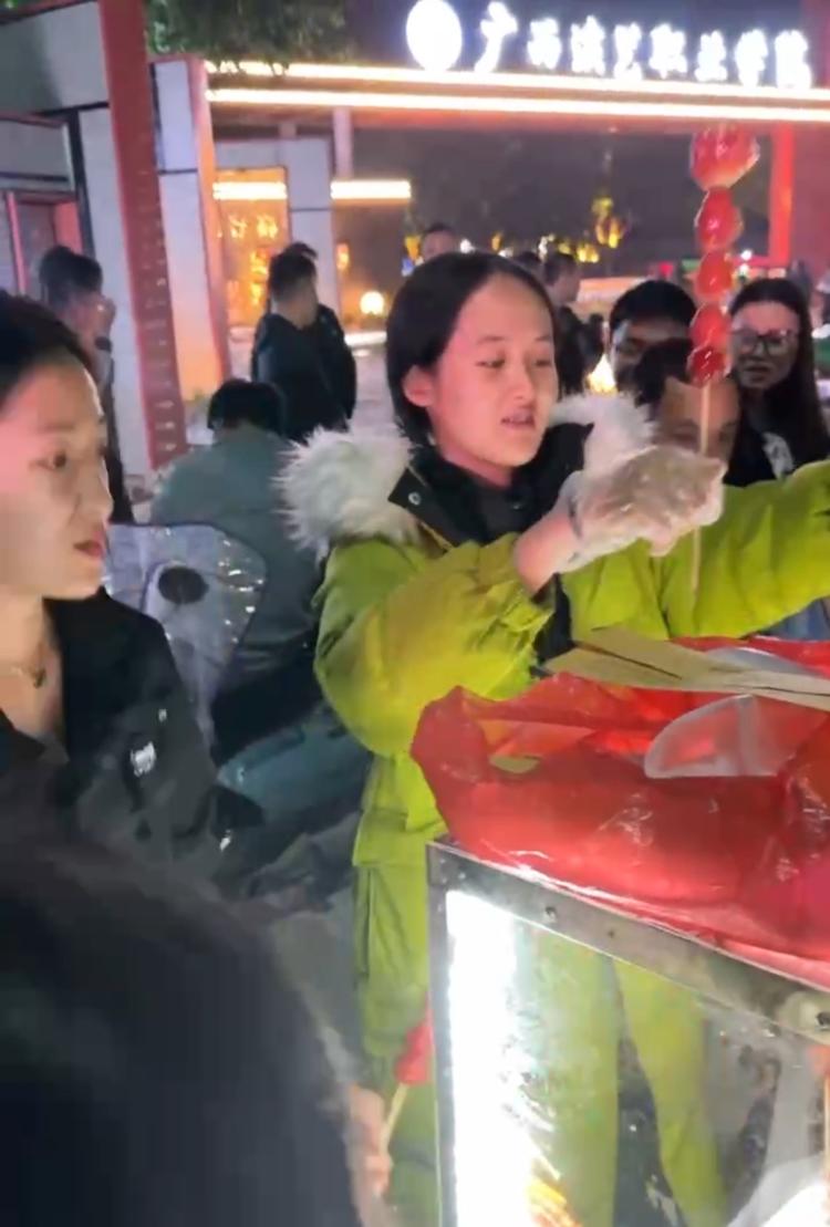 遭仨壮汉威胁的卖糖葫芦女生恢复摆摊，“1元1串”感谢大家帮忙发声1