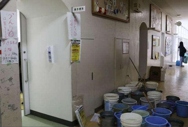日本震后灾区如厕难，民众已到忍耐极限，用垃圾袋排泄