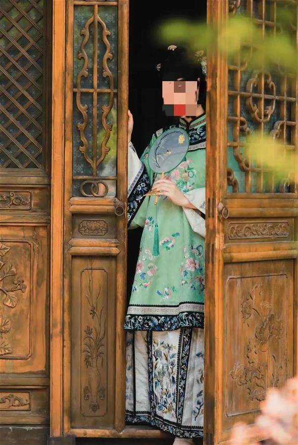 山西平遥古城禁止旅拍店上架非汉民族服饰，文旅局：删除了公告，规定已撤销3
