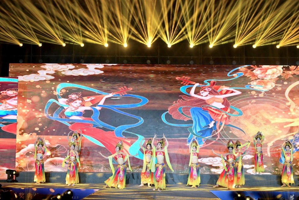 第一组选手才艺展示——舞蹈《敦煌》。