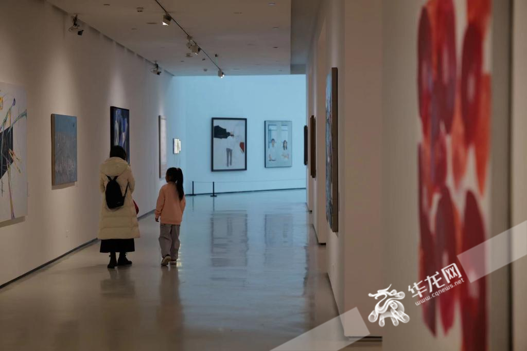 青年艺术家油画展示。 华龙网记者 刘钊 摄