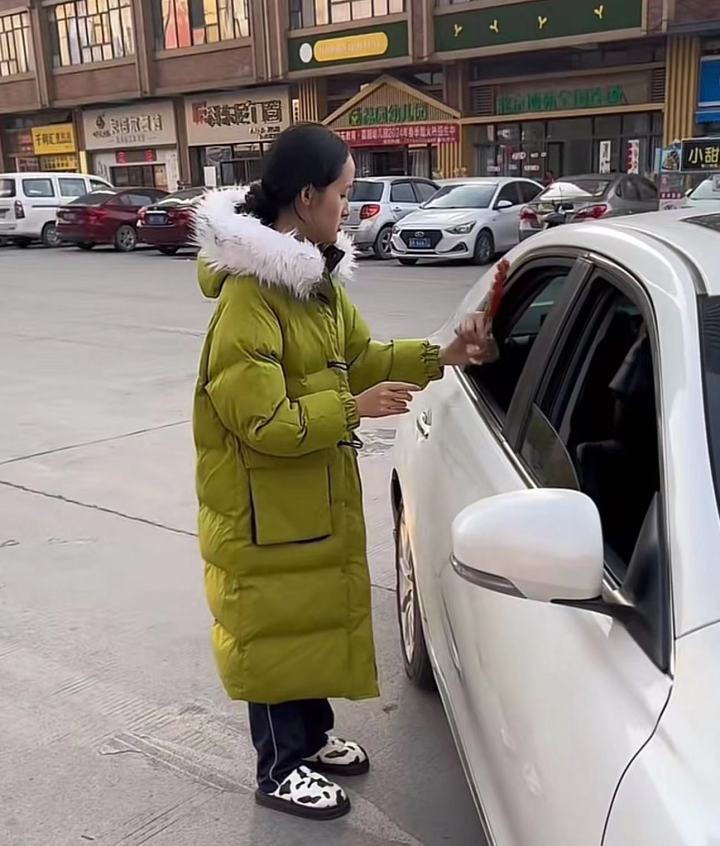 “卖糖葫芦被壮汉威胁”当事女生重新出摊：不想蹭流量 只为还助学贷款3