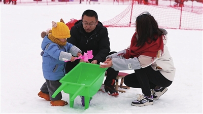 游客带着小孩体验亲子项目。记者 谭艳波 摄