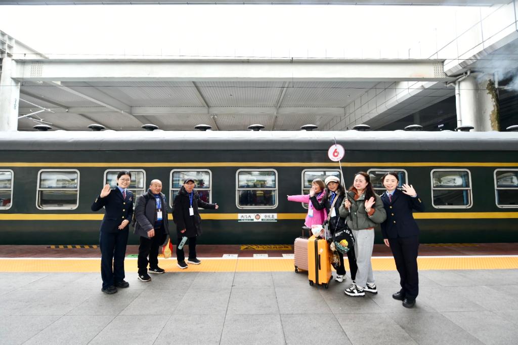1月4日，重庆开行2024年首趟跨省旅游专列。