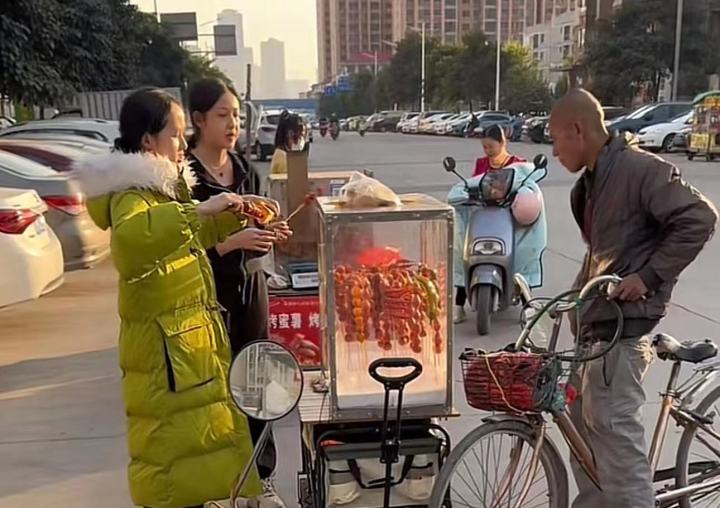 賣糖葫蘆被壯漢威脅當事女生重新出攤不想蹭流量只為還助學貸款