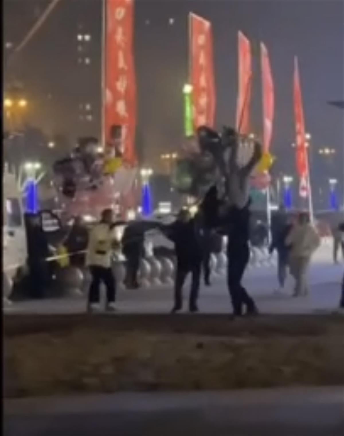 男子被热气球绳子缠住脚拽到空中，目击者：拽起一米多高，被众人及时救下