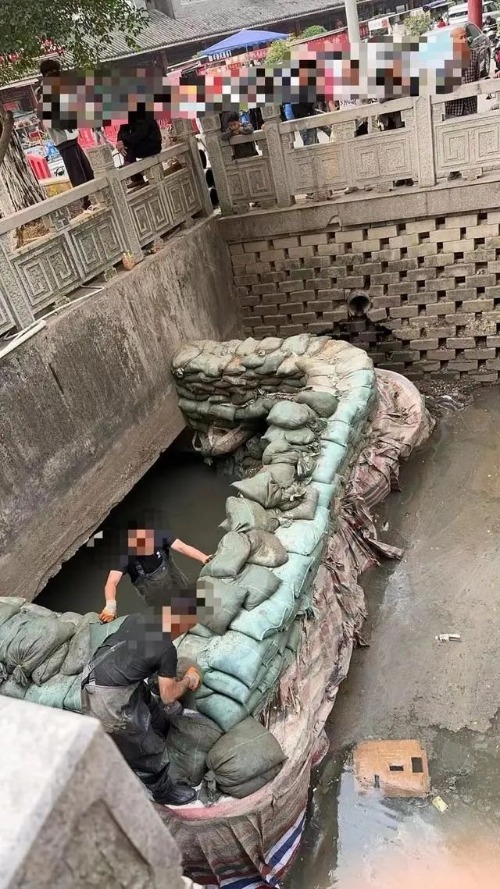 主播展示价值百万翡翠，手滑掉河里抽干水寻找？知情人称还没找到3