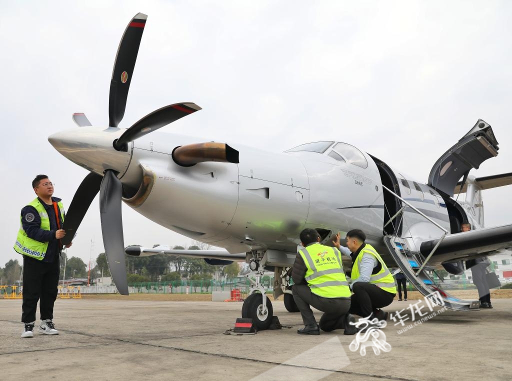 机组人员对执飞的皮拉图斯PC-12飞机进行例行检查。华龙网记者 张质 摄
