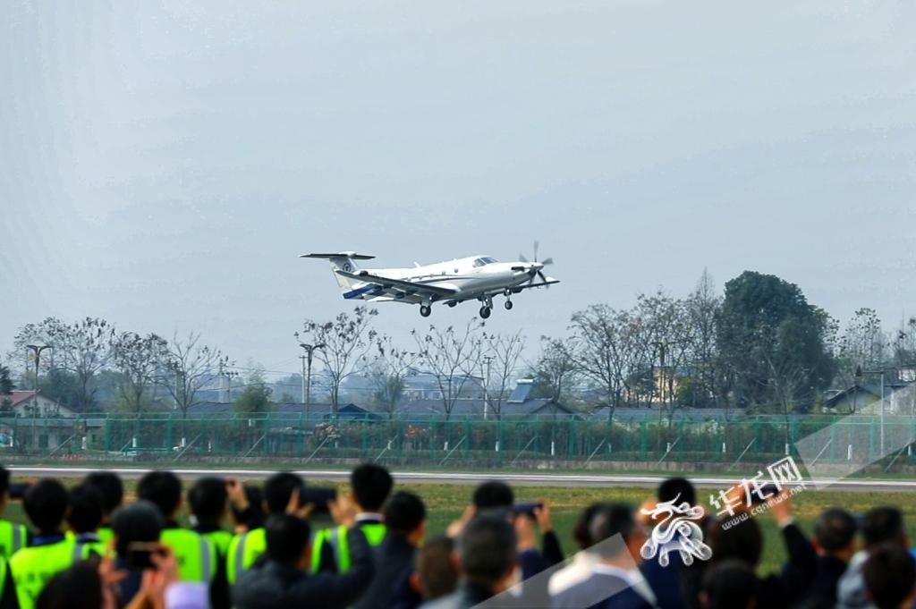 1月8日下午，梁平至黔江短途运输航线开通。华龙网记者 张质 摄