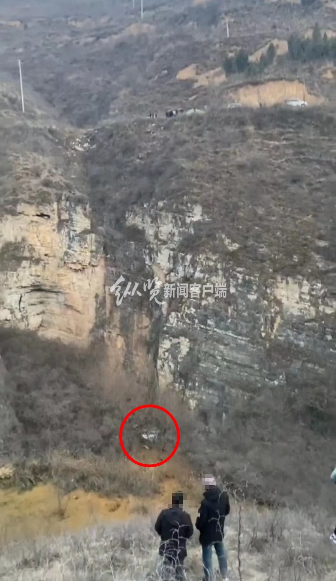 网传一辆车在河南灵宝境内坠崖，官方确认2人坠亡，坠崖原因正在调查中