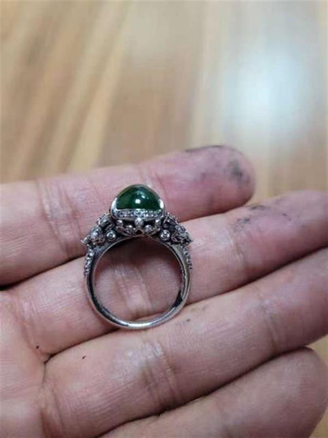从9楼落至河沟的翡翠历经三天被找到，物主：是父亲为自己准备的婚戒，价值百万2