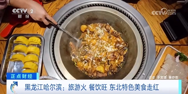 尔滨“冻梨咖啡”火出圈！游客排队两三个小时，只为吃一顿“它”6