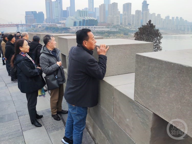 网友吐槽朝天门新广场围墙太高，渝中区住建委：将降低高度2