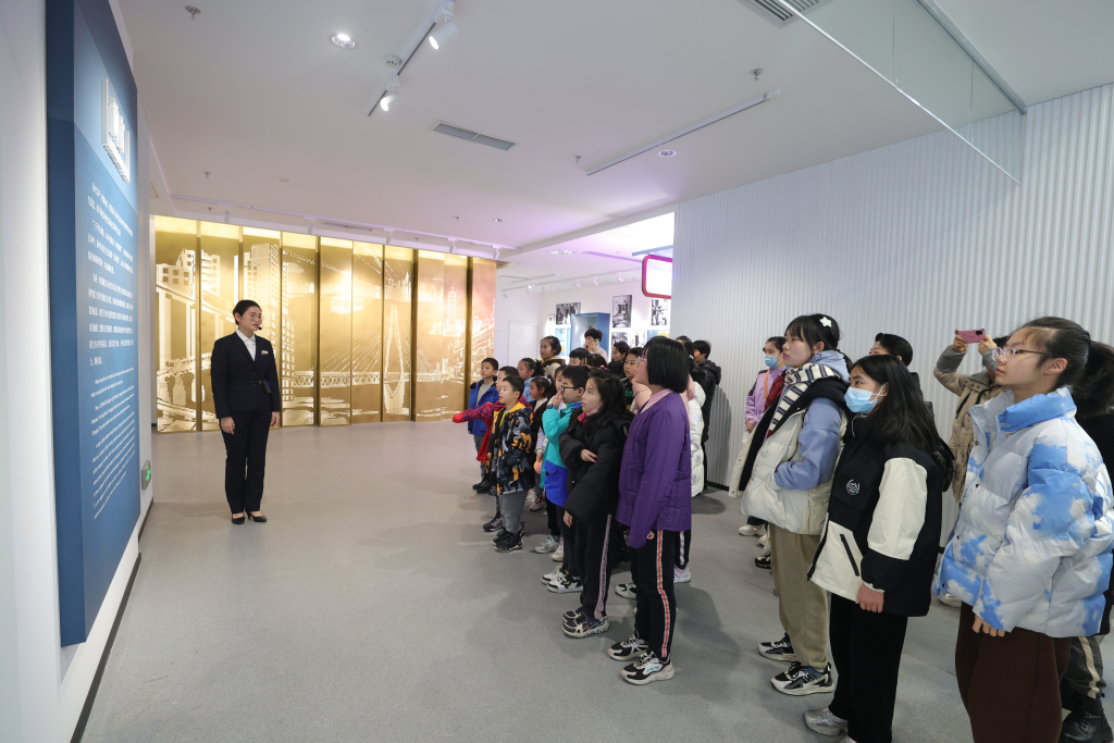 学生们在档案馆参观。实习生 王诗雨 摄