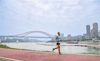 江北嘴江滩公园，市民跑步健身。记者 曹检 摄